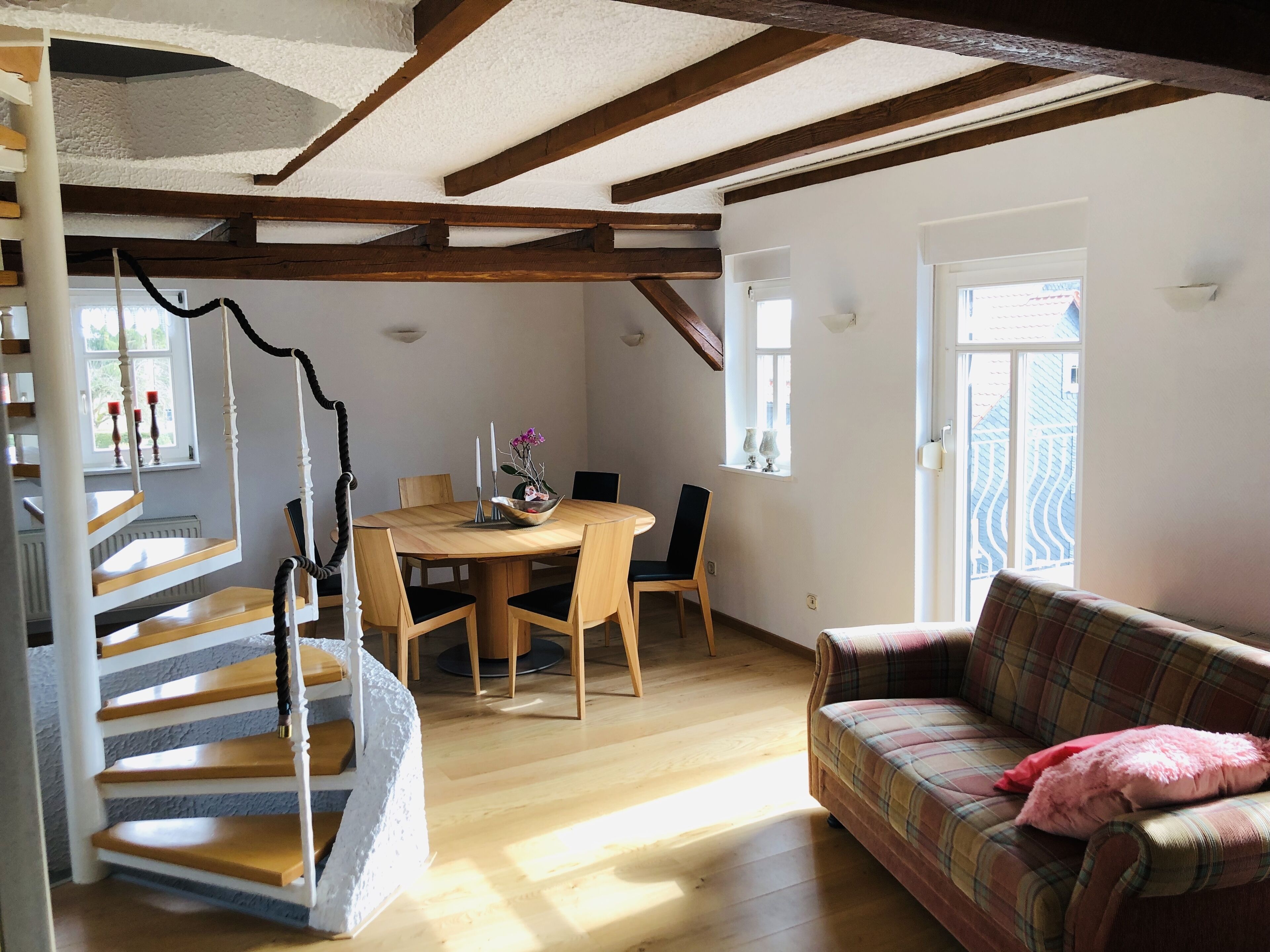 Tv, eldstad och böcker