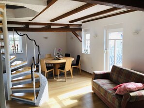 Télévision, cheminée, livres