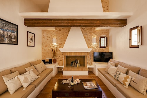 CAN NOVES - Well located villa with large porch and BBQ