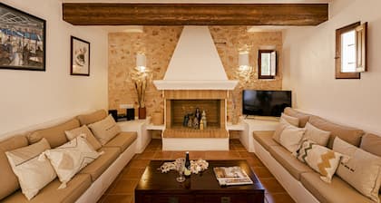 CAN NOVES - Well located villa with large porch and BBQ