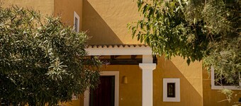 CAN NOVES - Well located villa with large porch and BBQ