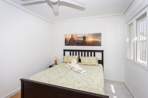 4 habitaciones, escritorio y tabla de planchar con plancha 