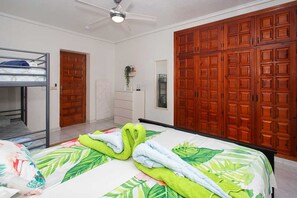 3 Schlafzimmer, Schreibtisch, Bügeleisen/Bügelbrett, Reisekinderbett