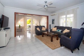 Smart-TV, Kamin, Videospiele, DVD-Player