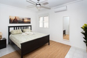 4 slaapkamers, een bureau, een strijkplank/strijkijzer, reisbedje