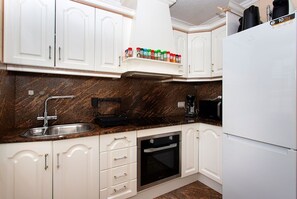 Coffee/tea maker, fridge, microwave, oven
