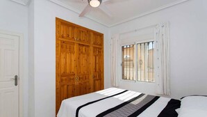 3 Schlafzimmer, Schreibtisch, Bügeleisen/Bügelbrett, WLAN