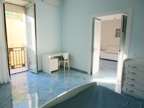 2 habitaciones, escritorio y tabla de planchar con plancha 