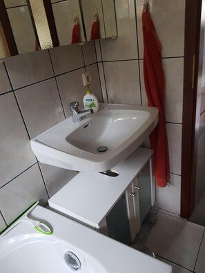 Combined shower/tub, hair dryer, towels, soap