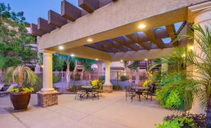 Outdoor dining - Resort Style Vacation Condo (Mesa)