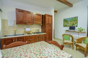 Fridge, oven, stovetop, coffee/tea maker