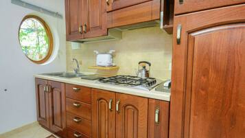 KĂŒhlschrank, Ofen, Herdplatte, Wasserkocher mit Kaffee-/Teezubehör