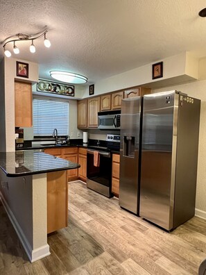 Kjøleskap, mikrobølgeovn, ovn og kokeplater