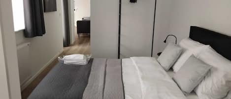 Business Apartment, 1 Double Bed | 1 bedroom, individually decorated, individually furnished, desk