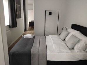 Căn hộ Business, 1 giường đôi | Trang trí khác biệt, trang bị nội thất với thiết kế riêng biệt, bàn