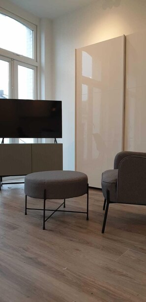 Căn hộ Deluxe, 1 giường đôi | Khu phòng khách | TV màn hình phẳng