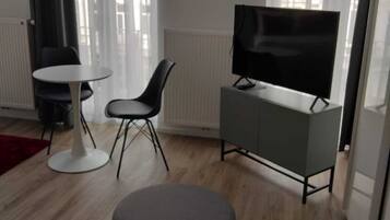 Business Studio | 1 bedroom, individually decorated, individually furnished, desk