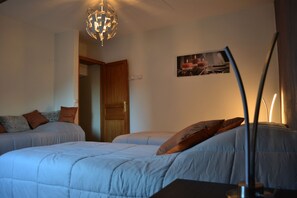 2 bedrooms, iron/ironing board, WiFi, bed sheets - In the village of Bèze is a small quiet corner: Le Gîte des Remparts (Bèze)