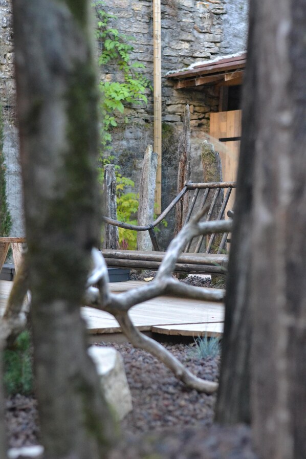 Property grounds - In the village of Bèze is a small quiet corner: Le Gîte des Remparts (Bèze)
