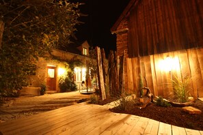 Exterior - In the village of Bèze is a small quiet corner: Le Gîte des Remparts (Bèze)