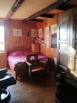 3 bedrooms, in-room safe, iron/ironing board, travel cot - Homerez - House St Constant Fournoules (St Constant Fournoules)