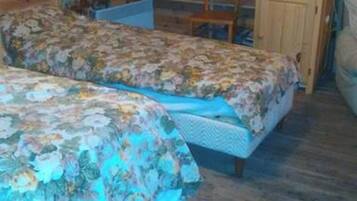 4 bedrooms, iron/ironing board, WiFi