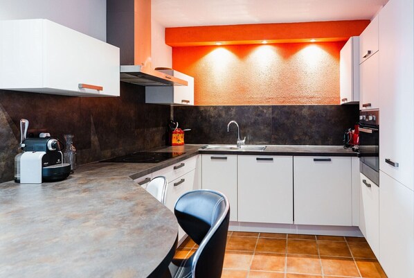 Kühlschrank, Mikrowelle, Ofen, Geschirrspüler