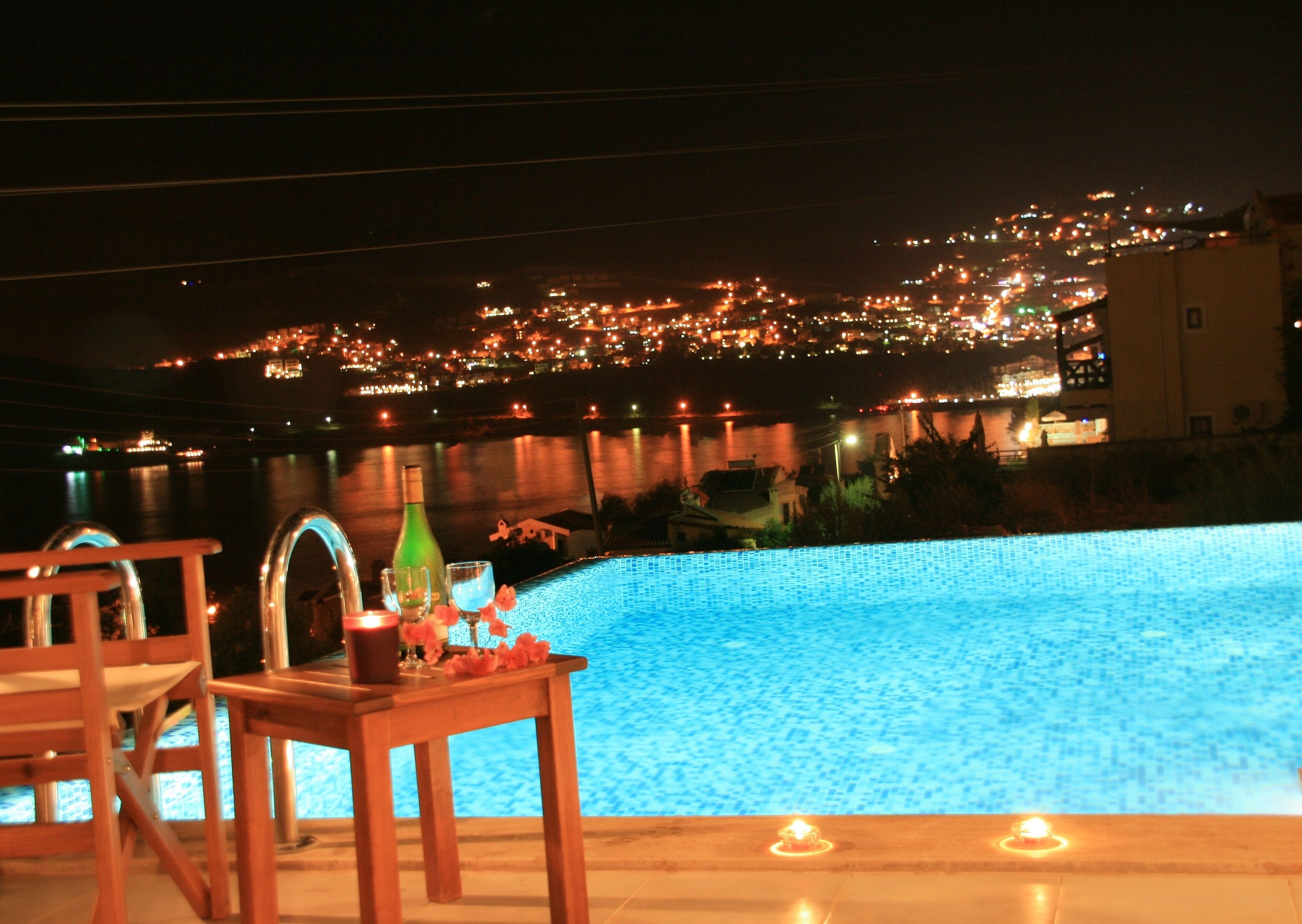 Piscine extérieure, piscine à débordement, chaises longues