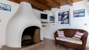 Living area - LARGE VILLA with 3 apartments and tennis court, 14 people 2 km from the sea (Sant'Antioco)