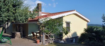 GRAN VILLA con 3 apartamentos y cancha de tenis, 15/17 personas a 1 km del mar