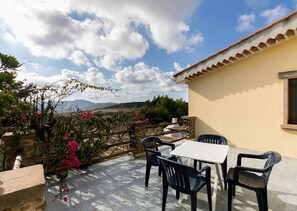 Outdoor dining - LARGE VILLA with 3 apartments and tennis court, 14 people 2 km from the sea (Sant'Antioco)