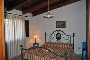 7 bedrooms - LARGE VILLA with 3 apartments and tennis court, 14 people 2 km from the sea (Sant'Antioco)