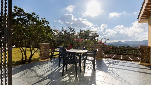 Outdoor dining - LARGE VILLA with 3 apartments and tennis court, 14 people 2 km from the sea (Sant'Antioco)