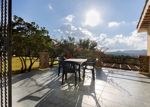 SUURI VILLA, jossa 3 huoneistoa ja tenniskenttä, 15/17 ihmistä 1 km päässä merestä