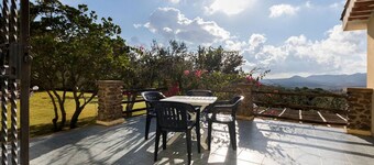 LARGE VILLA with 3 apartments and tennis court, 14 people 2 km from the sea