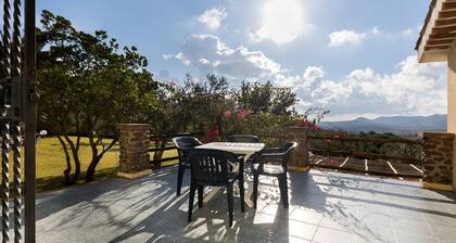 SUURI VILLA, jossa 3 huoneistoa ja tenniskenttä, 15/17 ihmistä 1 km päässä merestä