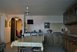 Fridge, oven, stovetop, coffee/tea maker