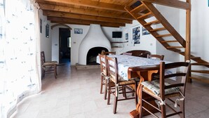 Dining - LARGE VILLA with 3 apartments and tennis court, 14 people 2 km from the sea (Sant'Antioco)