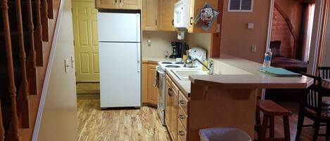 雪櫃、微波爐、焗爐、爐具