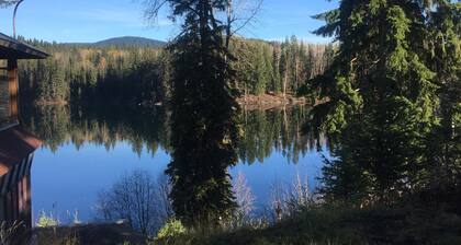 Lakefront Privacy vor Kanadas Fishing Highway (Hwy 24) in BC Cariboo