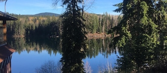 Privacy del lungolago al largo dell'autostrada canadese di pesca (Hwy 24) nel BC Cariboo