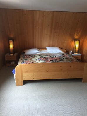 3 habitaciones, tabla de planchar con plancha y ropa de cama 