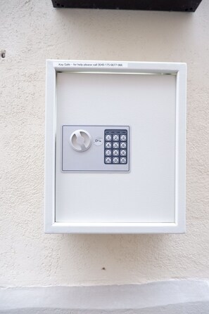 A secure entry box with a keypad and a keyhole, labeled "Key Safe - for help please call 0049 175 6677 066". - Privatzimmer in bester Altstadtlage (Tuebingen)