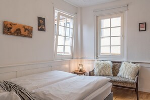 Desk, iron/ironing board, free WiFi, bed sheets - Privatzimmer in bester Altstadtlage (Tuebingen)