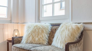 Double Room, Shared Bathroom (Zimmer 1) | Desk, iron/ironing board, free WiFi, bed sheets