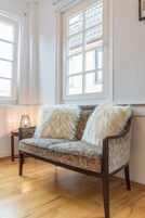 Escritorio, tabla de planchar con plancha, wifi gratis y ropa de cama 