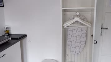 Estudio, baño compartido (Zimmer 5) | Escritorio, tabla de planchar con plancha, wifi gratis y ropa de cama