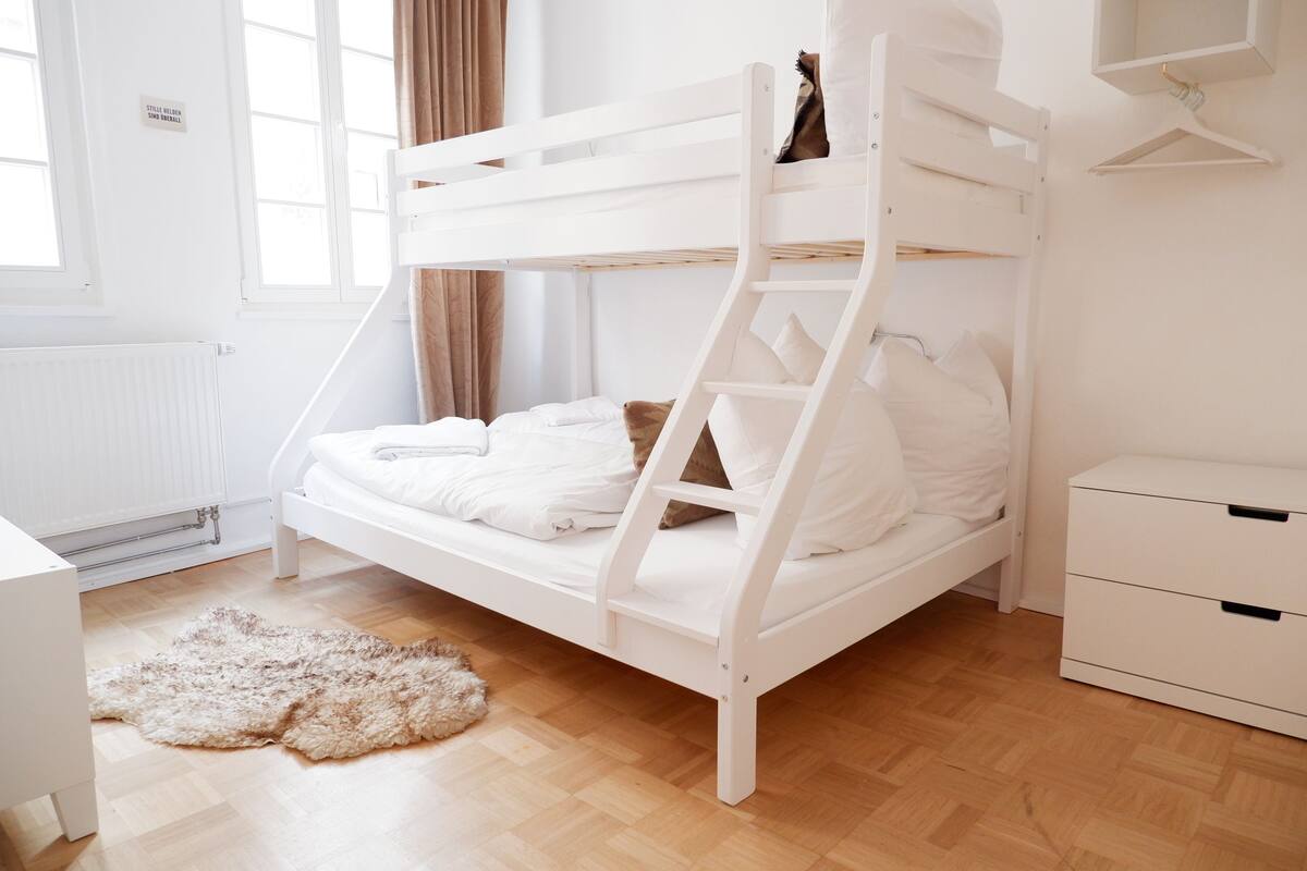 Quarto triplo, banheiro compartilhado (Zimmer 6) | Escrivaninha, ferros/tábuas de passar roupa, Wi-Fi de cortesia