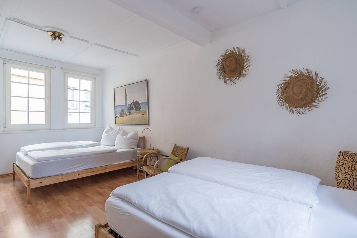 Quarto quádruplo, banheiro compartilhado (Zimmer 4) | Escrivaninha, ferros/tábuas de passar roupa, Wi-Fi de cortesia