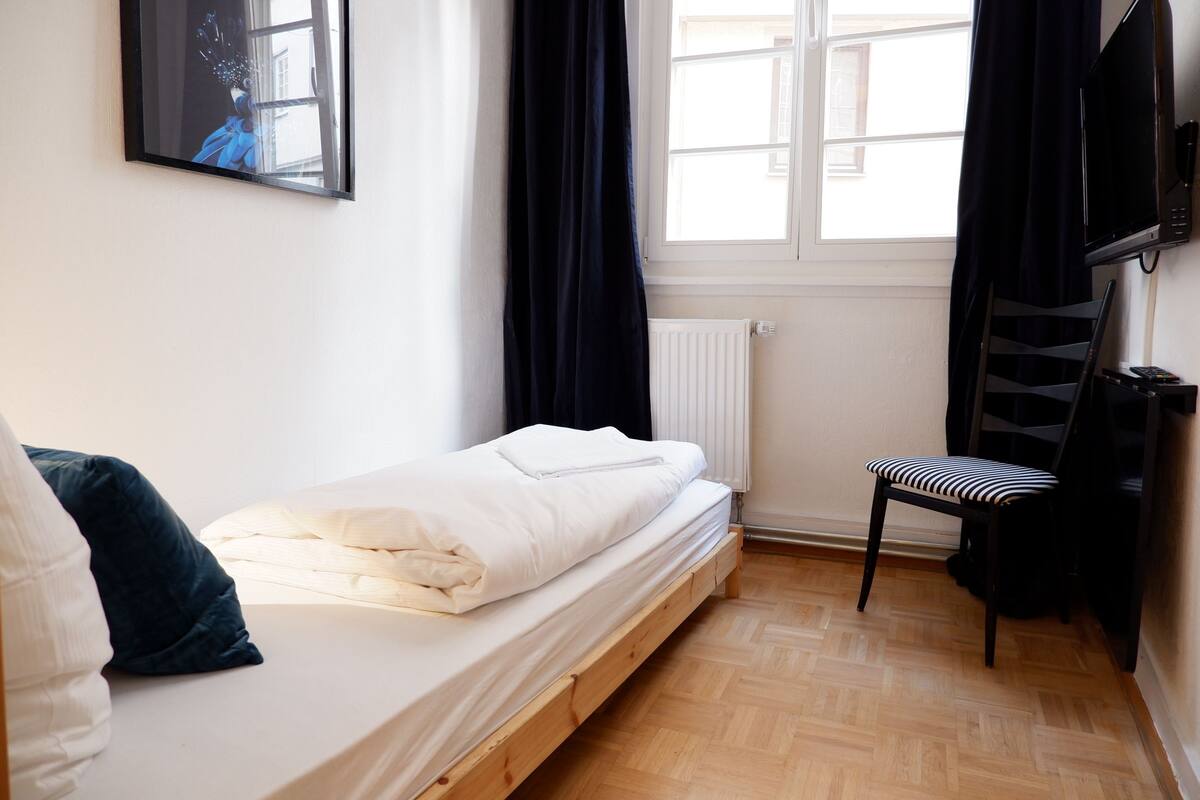 Quarto solteiro, banheiro compartilhado (Zimmer 8) | Escrivaninha, ferros/tábuas de passar roupa, Wi-Fi de cortesia